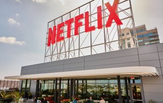 Netflix Logo auf Hausdach